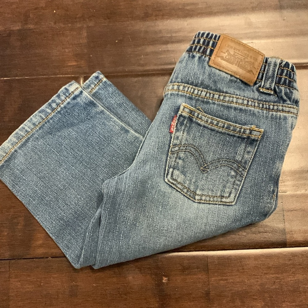 Levi’s 526 18 month jeans with elastic waist, functional button and zipper.